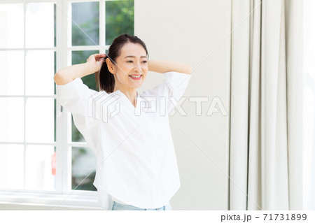 爽やかなミドル女性 71731899