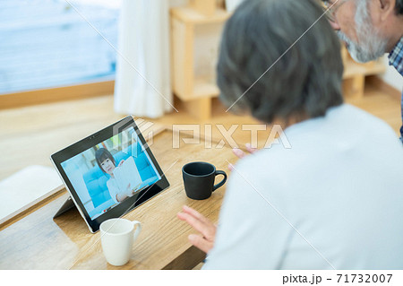 孫とテレビ電話をするシニア夫婦 リモート帰省 孫とテレビ電話をするシニア夫婦 リモート帰省 71732007