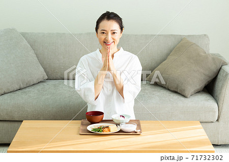 部屋で食事する女性 71732302