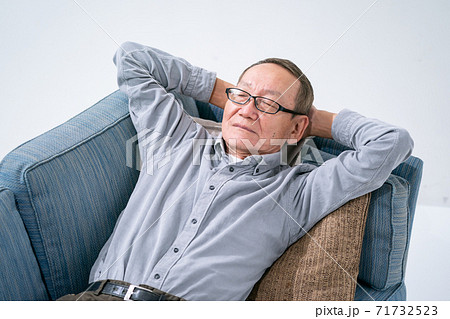 居眠りをするシニア男性 居眠りをするシニア男性 71732523