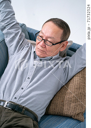 居眠りをするシニア男性 居眠りをするシニア男性 71732524