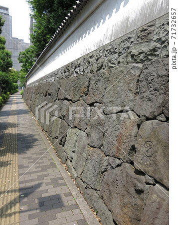 小石川後楽園の築地塀(成羽藩山崎家の刻印) 小石川後楽園の築地塀(成羽藩山崎家の刻印) 71732657
