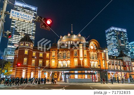 日本の東京都市景観 東京駅丸の内北口や赤レンガ駅舎などを望む(コロナ青信号?赤信号?)=11月19日 日本の東京都市景観 東京駅丸の内北口や赤レンガ駅舎などを望む(コロナ青信号?赤信号?)=11月19日 71732835