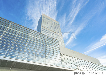 信濃川水上バスからの朱鷺メッセの眺め 71732984