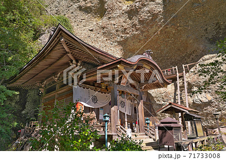【海岸山 岩屋寺】 (四国霊場第45番札所) 愛媛県上浮穴郡久万高原町七鳥 【海岸山 岩屋寺】 (四国霊場第45番札所) 愛媛県上浮穴郡久万高原町七鳥 71733008