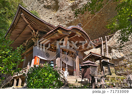【海岸山 岩屋寺】 (四国霊場第45番札所) 愛媛県上浮穴郡久万高原町七鳥 【海岸山 岩屋寺】 (四国霊場第45番札所) 愛媛県上浮穴郡久万高原町七鳥 71733009
