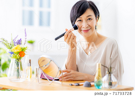 シニア女性 ビューティー シニア女性 ビューティー 71733728