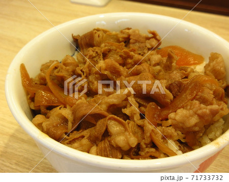 牛丼チェーン店で食べる「牛めし」 71733732