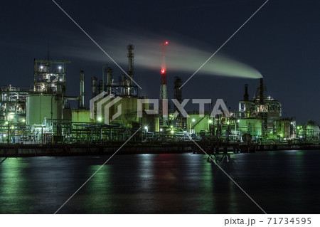 川崎市 千鳥運河から望む工場夜景 川崎市 千鳥運河から望む工場夜景 71734595