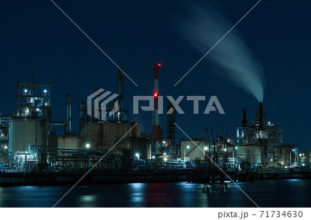 川崎市　千鳥運河から望む工場夜景 71734630