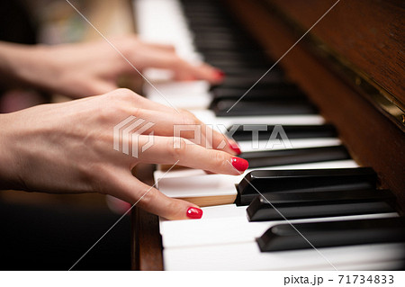 ピアノを演奏する女性の手の写真素材