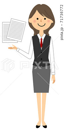 提案する制服姿の女性 提案する制服姿の女性 71736772