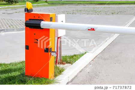 Automatic rising arm barrier for entry or stop traffic 71737872