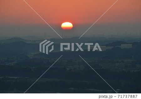 初日の出（鐘撞堂山／埼玉県 寄居町･深谷市） 71737887