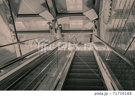 Long empty aluminum passenger escalator Long empty aluminum passenger escalator 71739188