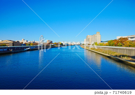 あらかわ遊園の新観覧車と青空　紅葉　小台橋より 71740619