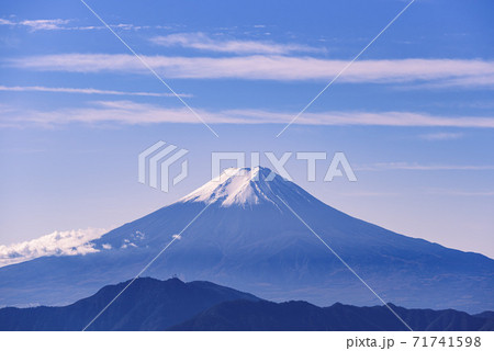 三つ峠山のシルエットと雪をかぶる富士山 71741598