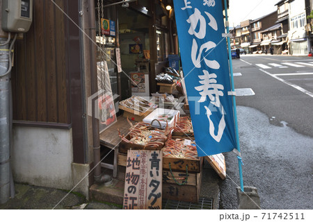 松葉蟹　店頭に並んだ新鮮な蟹　城崎の風景 71742511