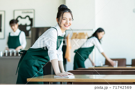 カフェの店員 カフェの店員 71742569