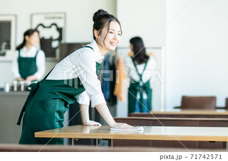 カフェの店員 カフェの店員 71742571