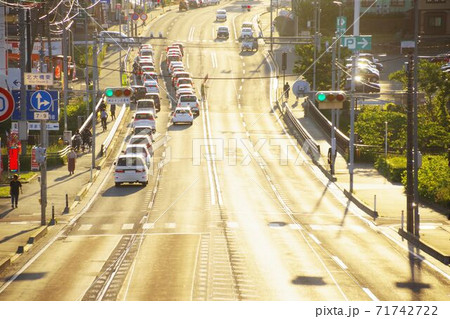 逆光で眩しい道路 逆光で眩しい道路 71742722