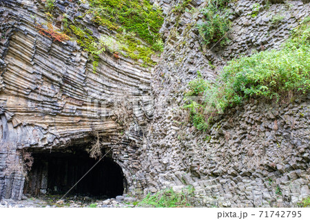 玄武洞の柱状節理 玄武洞の柱状節理 71742795
