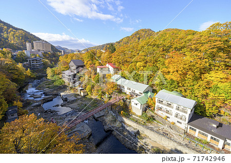秋の定山渓 定山渓大橋からの眺め 71742946