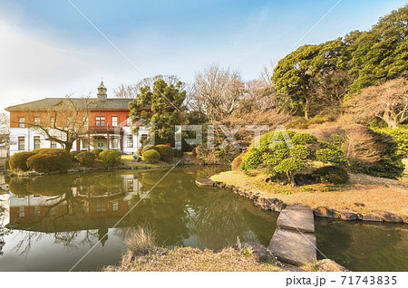 [東京・白山] 東京の小石川植物園の日本庭園の池の前に立つ東京大学総合研究博物館。  71743835