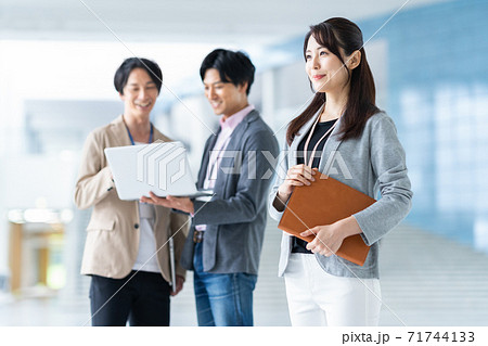 ビジネス　会議　ビジネスマン　エンジニア　オフィス 71744133