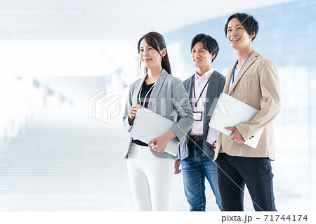 ビジネス 会議 ビジネスマン エンジニア オフィス ビジネス 会議 ビジネスマン エンジニア オフィス 71744174