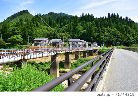 只見線の只見駅から会津川口駅までの各駅と周辺の風景 只見線の只見駅から会津川口駅までの各駅と周辺の風景 71744219