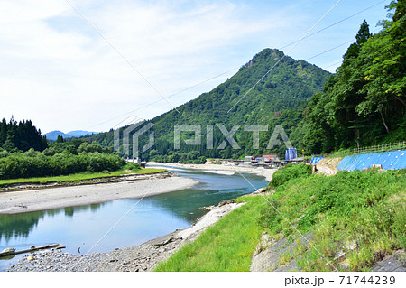只見線の只見駅から会津川口駅までの各駅と周辺の風景 只見線の只見駅から会津川口駅までの各駅と周辺の風景 71744239