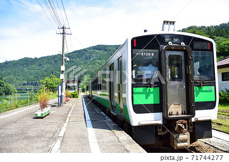 只見線の只見駅から会津川口駅までの各駅と周辺の風景 71744277