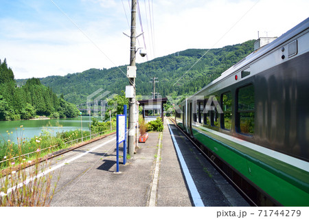 只見線の只見駅から会津川口駅までの各駅と周辺の風景 71744279