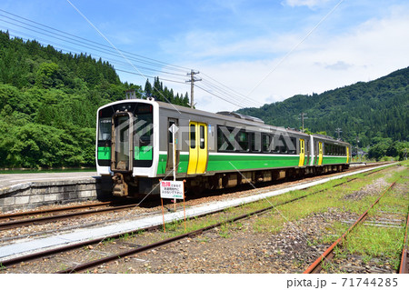只見線の只見駅から会津川口駅までの各駅と周辺の風景 71744285