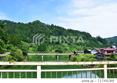 只見線の只見駅から会津川口駅までの各駅と周辺の風景 71744289