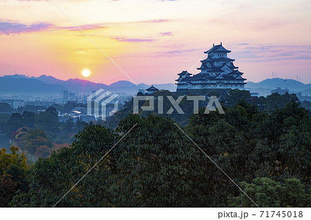姫路城と日の出　兵庫県姫路市男山配水池公園にて 71745018