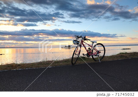 朝日に輝く霞ヶ浦とスポーツバイク 朝日に輝く霞ヶ浦とスポーツバイク 71745032