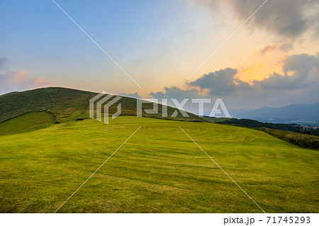 鬼岳の夕暮れ　福江島　【長崎県五島市】 71745293
