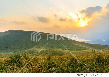 鬼岳の夕暮れ 福江島 【長崎県五島市】 鬼岳の夕暮れ 福江島 【長崎県五島市】 71745300