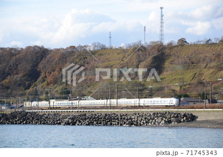 車体を輝かせて登別駅に向かう特急「すずらん」 71745343
