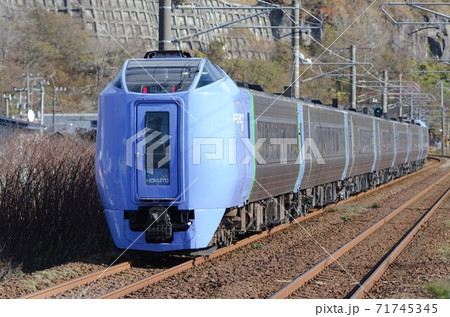 富浦駅を通過後に登別駅停車に向けて減速し始めた特急「北斗」(後追い) 富浦駅を通過後に登別駅停車に向けて減速し始めた特急「北斗」(後追い) 71745345