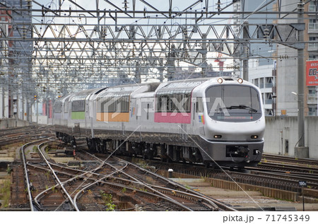 富良野への観光客が待つ札幌駅へ入線する フラノラベンダーエクスプレス 回送列車 の写真素材