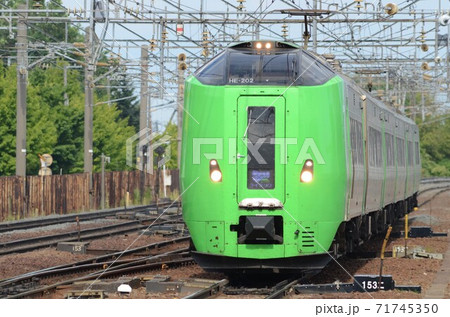 終着札幌駅への最後の通過駅・苗穂駅に近づく特急「ライラック」 71745350