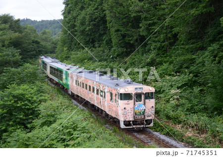 「北海道の恵み」シリーズ車両の「道央 花の恵み」先頭の観光列車「風っこ そうや」(回送列車) 「北海道の恵み」シリーズ車両の「道央 花の恵み」先頭の観光列車「風っこ そうや」(回送列車) 71745351