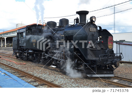 倶知安駅で連結位置を変えるため切り離されたC11-171号機 71745376