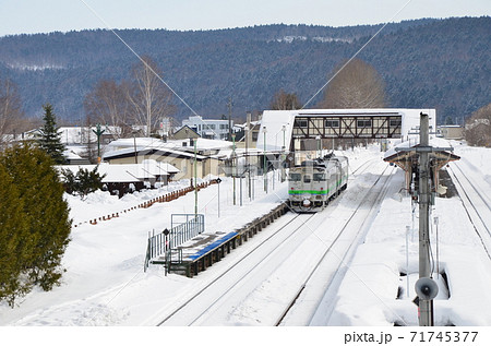 留辺蘂駅で北見へ向けて折り返し準備中の普通列車 留辺蘂駅で北見へ向けて折り返し準備中の普通列車 71745377