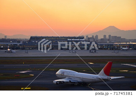 夕陽に浮かぶ富士山を横目にA滑走路へ向かうJALのB747-400 71745381