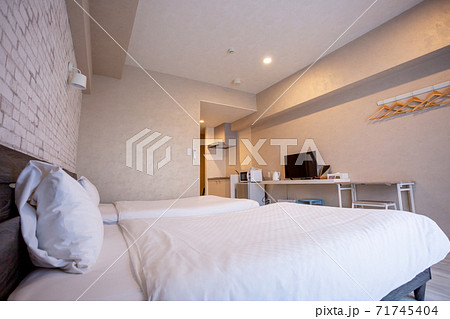 シンプルなインテリアのウイークリーマンション・ホテルの部屋 71745404