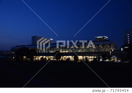 停車中の列車も映し出す夕方の旭川駅 71745454